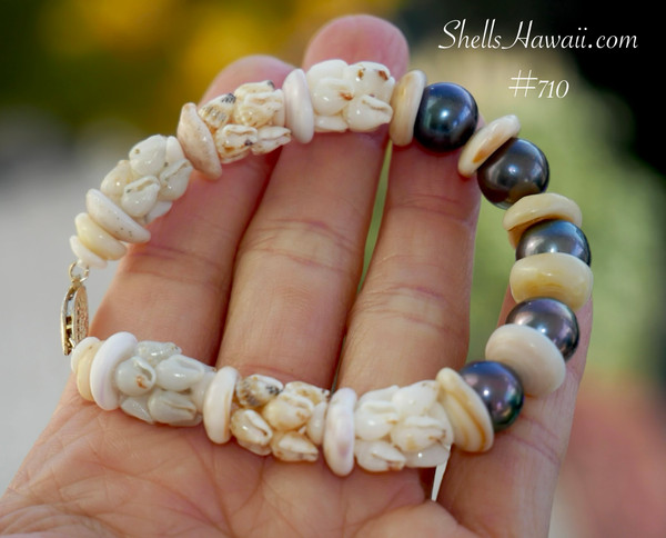 nibl_710
Angled view of Niʻihau Momi shell bracelet showing intricate double-double Pikake shellwork, iridescent Edison pearls, and natural Puka shell accents.