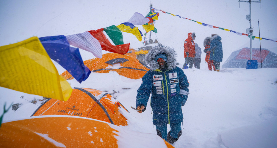 Alex Txikon oltre gli Ottomila: sostenibilità e aiuto alla popolazione locale expedition