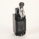 Limit Switch, leva corta con rodillo de metal, 1 NO y NC, Conduit de 1/2 - 802KMMHS11E