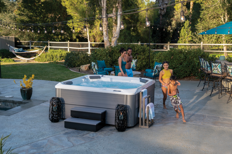 hot-spring-hot-spot-relay-2020-alpinewhite-storm-lifestyle-family-afternoon-03.png