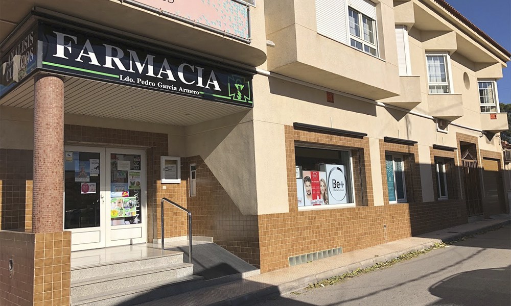 Exterior de la Farmacia La Murada, en Alicante