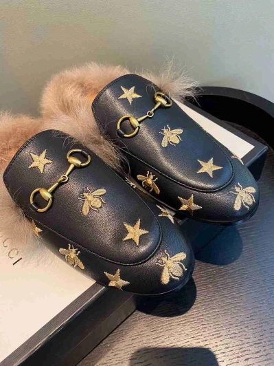 Gucci Mules Black Leather Fur Horsebit Detail 2