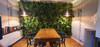 Jardin vertical en pin, design naturel et moderne pour espaces verts intérieurs ou extérieurs.