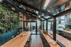 Structure modulaire en bois traité, design épuré pour une intégration harmonieuse.