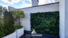 Jardin vertical Wildgrass FR UV installé, intégration harmonieuse dans un intérieur moderne.