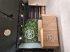 Jardin vertical mural en bois massif, finition UV, design épuré pour intérieur et extérieur