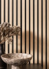 Vue de détail des lamelles murales L0202, texture bois authentique et alignement précis.