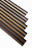 Lamela Dark Oak L0304 Largo est un panneau mural dans une belle et profonde nuance de brun foncé. Le piètement noir des lattes associé à un motif en bois de chêne s'intègre parfaitement dans les intérieurs classiques et élégants. En plus de sa fonction esthétique, Lamelli présente également de nombreux avantages pratiques, notamment : imperméabilité totale, amélioration des conditions acoustiques de la pièce et pigmentation profonde qui protège de la décoloration.