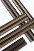 Lamela Dark Oak L0304 Largo est un panneau mural dans une belle et profonde nuance de brun foncé. Le piètement noir des lattes associé à un motif en bois de chêne s'intègre parfaitement dans les intérieurs classiques et élégants. En plus de sa fonction esthétique, Lamelli présente également de nombreux avantages pratiques, notamment : imperméabilité totale, amélioration des conditions acoustiques de la pièce et pigmentation profonde qui protège de la décoloration.