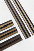 Lamela Dark Oak L0304 Largo est un panneau mural dans une belle et profonde nuance de brun foncé. Le piètement noir des lattes associé à un motif en bois de chêne s'intègre parfaitement dans les intérieurs classiques et élégants. En plus de sa fonction esthétique, Lamelli présente également de nombreux avantages pratiques, notamment : imperméabilité totale, amélioration des conditions acoustiques de la pièce et pigmentation profonde qui protège de la décoloration.