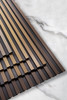 Lamela Dark Oak L0304 Largo est un panneau mural dans une belle et profonde nuance de brun foncé. Le piètement noir des lattes associé à un motif en bois de chêne s'intègre parfaitement dans les intérieurs classiques et élégants. En plus de sa fonction esthétique, Lamelli présente également de nombreux avantages pratiques, notamment : imperméabilité totale, amélioration des conditions acoustiques de la pièce et pigmentation profonde qui protège de la décoloration.