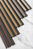 Lamela Dark Oak L0304 Largo est un panneau mural dans une belle et profonde nuance de brun foncé. Le piètement noir des lattes associé à un motif en bois de chêne s'intègre parfaitement dans les intérieurs classiques et élégants. En plus de sa fonction esthétique, Lamelli présente également de nombreux avantages pratiques, notamment : imperméabilité totale, amélioration des conditions acoustiques de la pièce et pigmentation profonde qui protège de la décoloration.