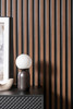 Lamela Dark Oak L0304 Largo est un panneau mural dans une belle et profonde nuance de brun foncé. Le piètement noir des lattes associé à un motif en bois de chêne s'intègre parfaitement dans les intérieurs classiques et élégants. En plus de sa fonction esthétique, Lamelli présente également de nombreux avantages pratiques, notamment : imperméabilité totale, amélioration des conditions acoustiques de la pièce et pigmentation profonde qui protège de la décoloration.