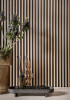 Détail de la lamelle murale chêne gris Stretto, texture fine et alignement précis