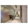 Pose de briques blanches vieillies sur mur, style industriel-chic.