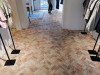 Vue détaillée du carreau de ciment brique ancienne 27x6,5x1,5 cm, texture et relief visibles