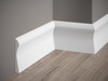 La plinthe QS003 est un profil inhabituel avec une forme convexe caractéristique. Grâce à l’utilisation du matériau PolyForce et à la technologie innovante ScratchShield dans la production, il se caractérise par des paramètres techniques élevés et une résistance aux facteurs externes