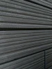 Vue détaillée du carreau façade long, texture subtile et nuances gris graphite/blanc écru pour un re