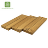 Vue latérale montrant le profil rainuré de la lame de terrasse en pin thermo-traité, 2,6 × 11,7 cm, 