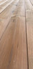 Empilement de lames de terrasse en pin thermo-traité 2,6 × 14 cm, aspect naturel et uniforme.