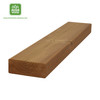 Planche thermo-traitée en pin AB 2,6 x 6,8 cm vue en perspective, surface lisse et uniforme.