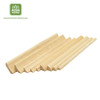 Plusieurs quarts de ronds convexes en pin empilés, section 2,5 cm x 2,5 cm, longueur 2,5 m.