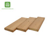 Vue en trois quart du plancher en pin thermo-traité, mettant en valeur la texture et la finition nat