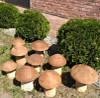Vue latérale du champignon décoratif, détails texturés et robustes.
