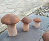 Champignon décoratif posé sur une surface, idéal pour l’aménagement extérieur ou intérieur.