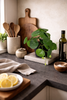 Plante Pilea artificielle 20 cm en intérieur, ambiance moderne et lumineuse.