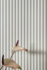 Vue de détail de la lamelle Stretto blanche, mise en valeur des joints et de la texture satinée.