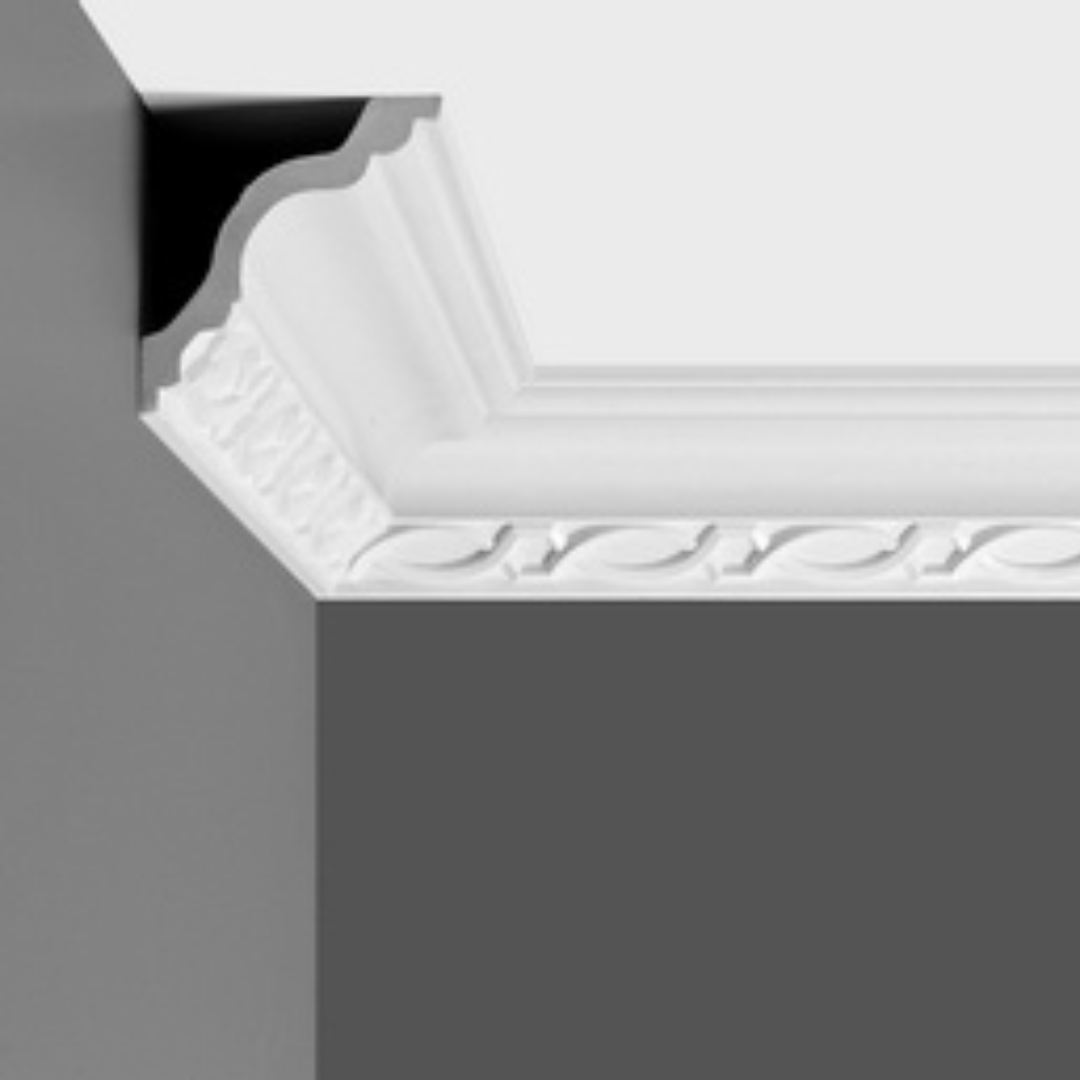Vue de face de la corniche de plafond COM-071 en polystyrène, design élégant et finitions précises.
