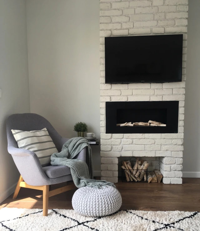 Vue en situation : brique blanche vieillie intégrée dans un mur décoratif.
