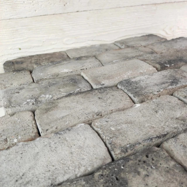 Brique de terrasse vieillie, petite taille, finition grise mate