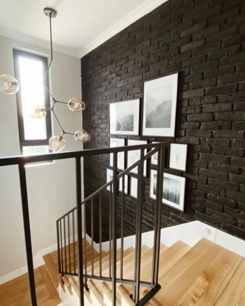 Brique noire vieillie imprégnée, aspect authentique et résistant.