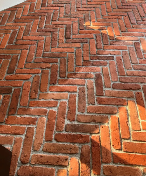 Carreau de ciment brique ancienne 27x6,5x1,5 cm – vue de face, finition naturelle