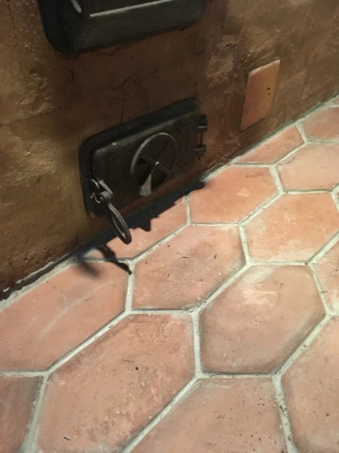 Losange en briques anciennes, vue de face, texture authentique et couleur terre cuite.