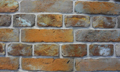 Texture rugueuse de vieille brique rouillée, effet authentique et industriel