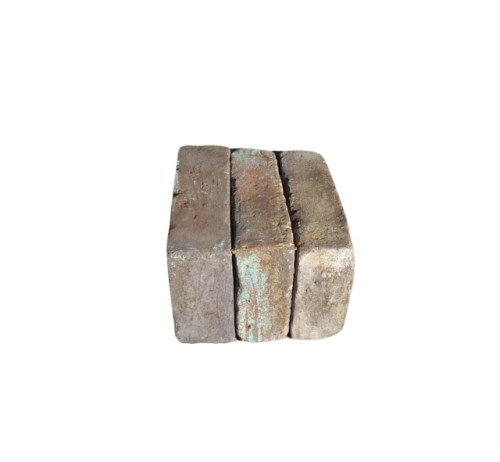 Détail du coin rouillé monté sur mur, effet usé authentique.