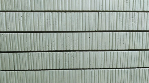 Vue frontale du carreau façade vertical long 5,4 x 36 cm S.02 en gris, graphite, blanc et écru.