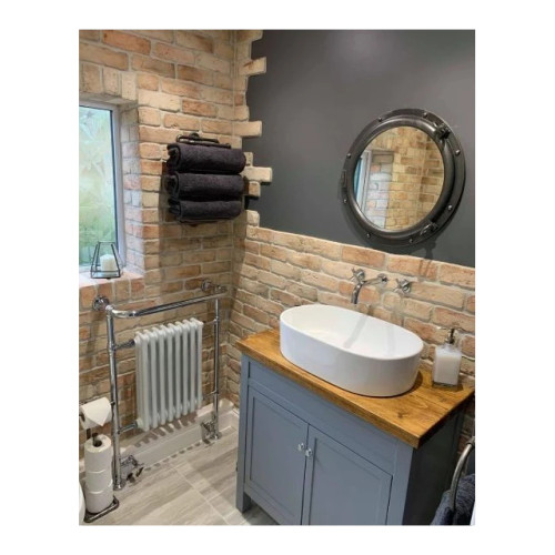 Détail du relief et de la texture de la vieille brique mince, aspect artisanal.