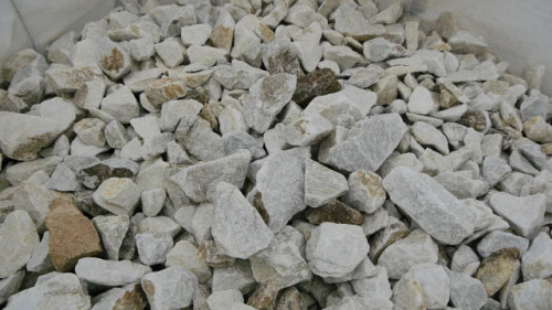 Broche en gneiss Crystal White, finition naturelle, longueur 90-110 cm.