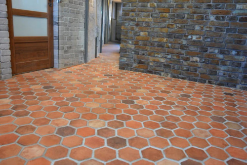 Hexagone moyen en situation, intégré dans un intérieur contemporain.