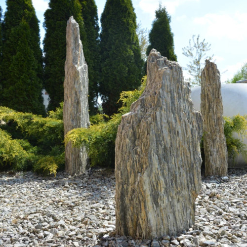 Broche en gneiss naturel, longueur 50-70 cm, finition brute.