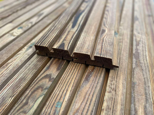 Lambris en pin brun AB traité sous pression, profil losange x2, dimensions 3,6 × 12 cm