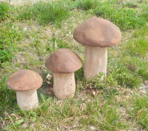 Grand champignon décoratif en résine, finition naturelle et réaliste.