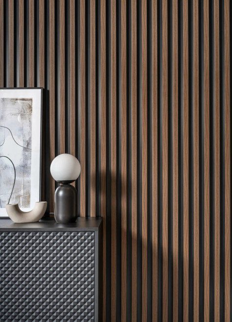La lamelle Largo Oak L0304T de Dark Oak est un motif large d’une longueur de 200 cm. Le panneau mural est fabriqué en matériau PolyForce durable, résistant à l’eau, aux rayures et aux chocs dans la technologie ScratchShield®. Le gaufrage donne un aspect naturel au bois, et un système de montage spécial offre un aspect parfait sans joints visibles.
