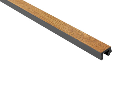 L'extrémité gauche L0305LT est un élément de finition de 200 cm de long, conçu pour s'adapter parfaitement aux panneaux muraux de la collection Largo L0305T. Son aspect naturel, inspiré du chêne classique, combiné à la résistance à l'humidité et aux dommages mécaniques grâce à la technologie ScratchShield®, en fait une solution attrayante et durable pour tout intérieur.