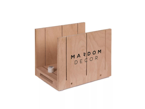La boîte à onglets Mardom Decor est un outil extrêmement utile lors de la coupe et de l’installation des plinthes Mardom Decor. Avec son aide, vous pouvez effectuer une coupe précise à un angle de 45 ou 90 degrés. La boîte est fabriquée en bois de haute qualité, elle vous servira donc dans les travaux de rénovation pendant de nombreuses années.