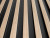 Lamelle murale en chêne clair, finition naturelle, style moderne et épuré. Lamelle murale en chêne clair, finition naturelle, style moderne et épuré.